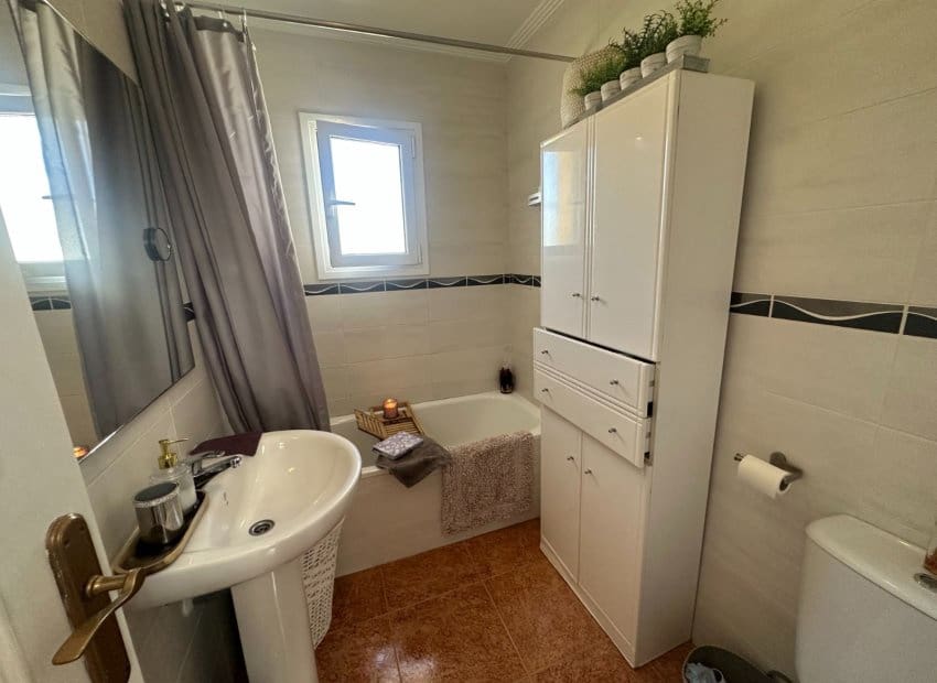 3 makuuhuone Omakotitalo myytävänä paikassa Entre Naranjos mukana uima-altaan - 220 000 € (Ref: 9603485)