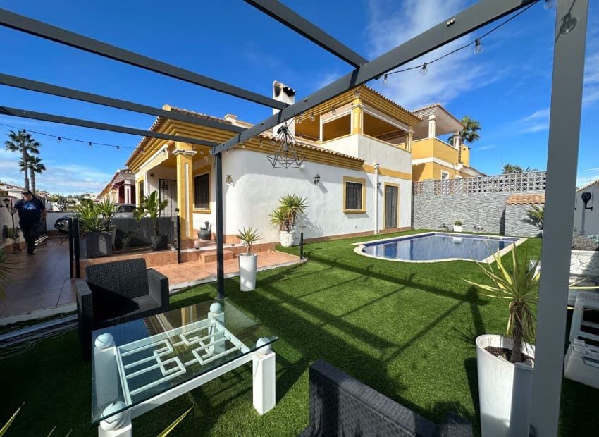 2 soveværelse Villa til salg i Vistabella med swimmingpool - € 270.000 (Ref: 9603486)