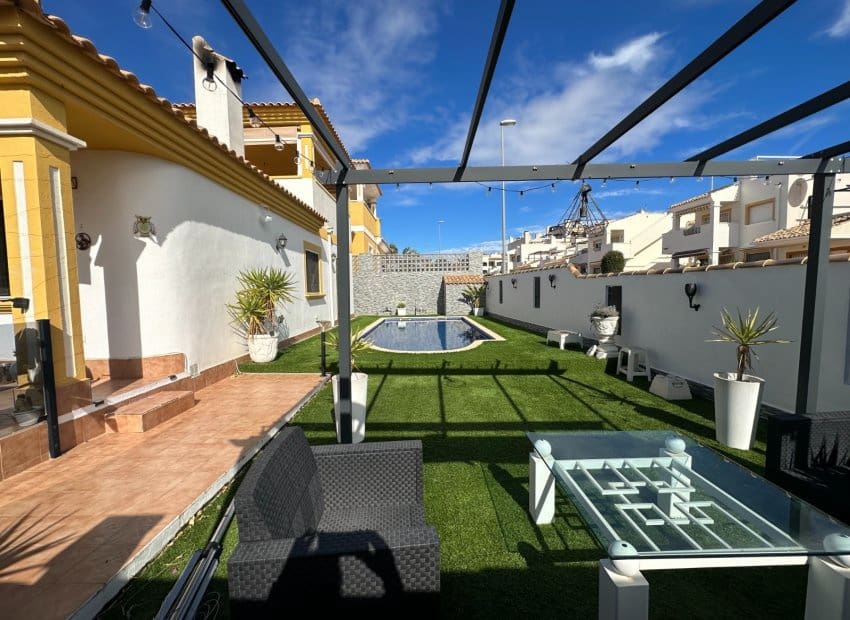 2 soveværelse Villa til salg i Vistabella med swimmingpool - € 270.000 (Ref: 9603486)