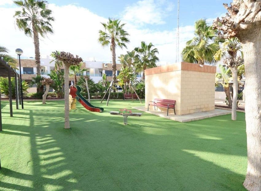 3 slaapkamer Halfvrijstaande villa te koop in Orihuela Costa met zwembad - € 375.000 (Ref: 9603487)