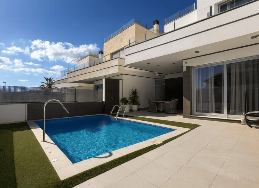 Chalet de 3 habitaciones en Orihuela Costa en venta con piscina - 389.000 € (Ref: 9603497)
