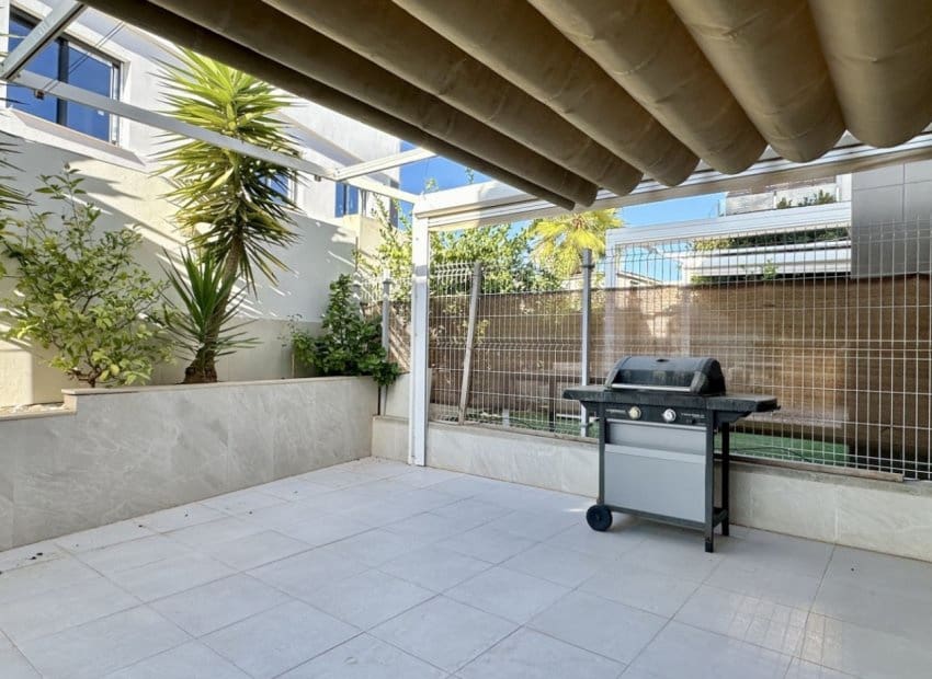 Chalet de 3 habitaciones en Orihuela Costa en venta con piscina - 389.000 € (Ref: 9603497)