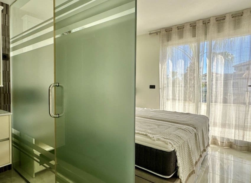 Chalet de 3 habitaciones en Orihuela Costa en venta con piscina - 389.000 € (Ref: 9603497)