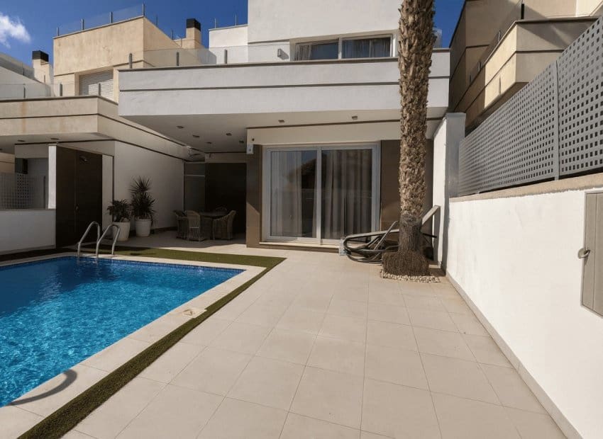 Chalet de 3 habitaciones en Orihuela Costa en venta con piscina - 389.000 € (Ref: 9603497)