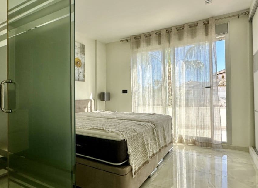 Chalet de 3 habitaciones en Orihuela Costa en venta con piscina - 389.000 € (Ref: 9603497)