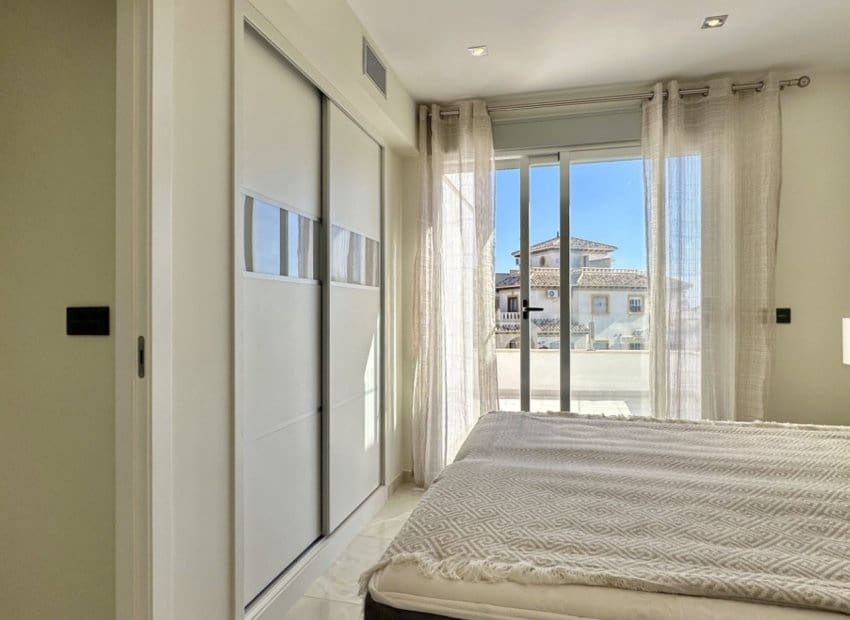 Chalet de 3 habitaciones en Orihuela Costa en venta con piscina - 389.000 € (Ref: 9603497)