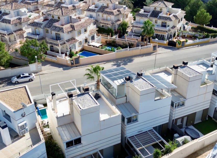 Chalet de 3 habitaciones en Orihuela Costa en venta con piscina - 389.000 € (Ref: 9603497)