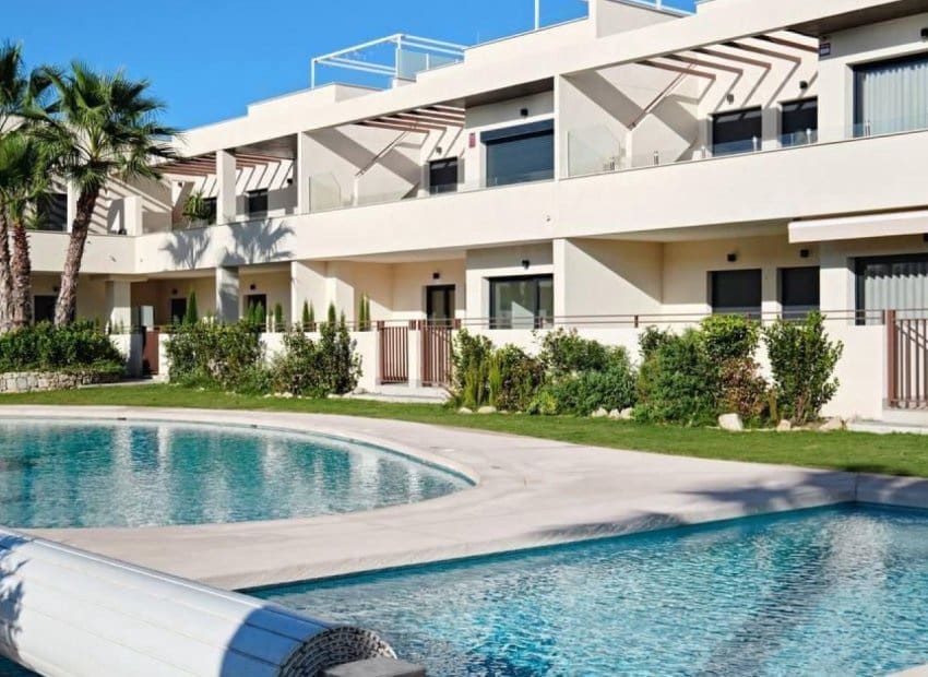 2 sovrum Lägenhet till salu i La Veleta med pool - 379 000 € (Ref: 9603499)