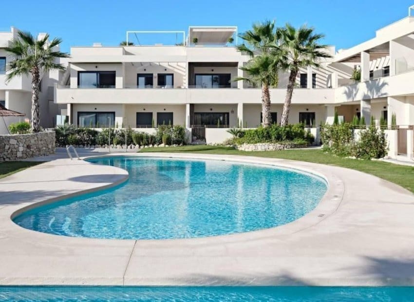 2 sovrum Lägenhet till salu i La Veleta med pool - 379 000 € (Ref: 9603499)