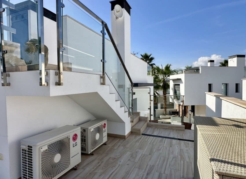 3 bedroom Villa for sale in Orihuela Costa with pool - € 449,950 (Ref: 9603502)