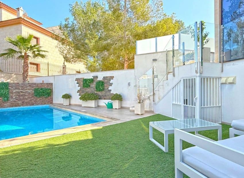3 bedroom Villa for sale in Orihuela Costa with pool - € 475,000 (Ref: 9617129)