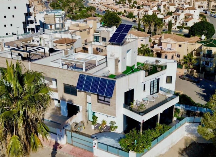 3 bedroom Villa for sale in Orihuela Costa with pool - € 475,000 (Ref: 9617129)