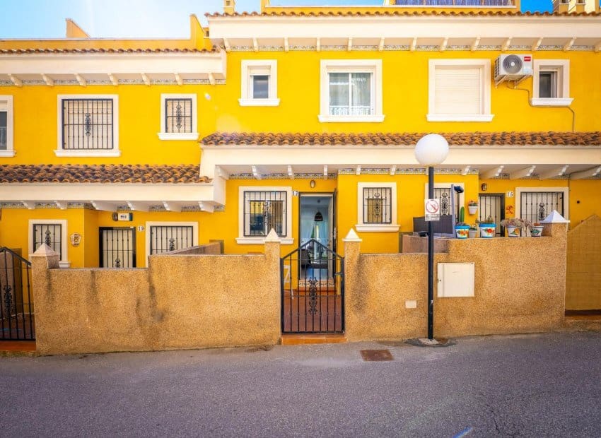 2 bedroom Terraced Villa for sale in Algorfa with pool - € 155,000 (Ref: 9617130)