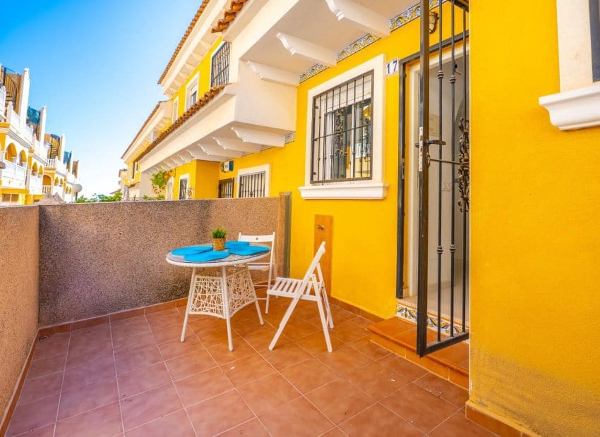 2 bedroom Terraced Villa for sale in Algorfa with pool - € 155,000 (Ref: 9617130)
