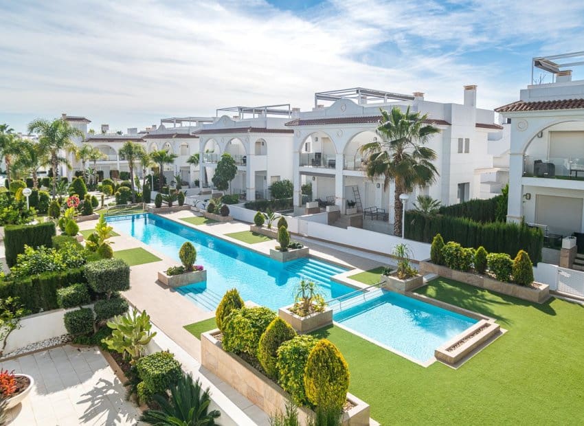 3 bedroom Semi-detached Villa for sale in Ciudad Quesada with pool - € 405,000 (Ref: 9617134)