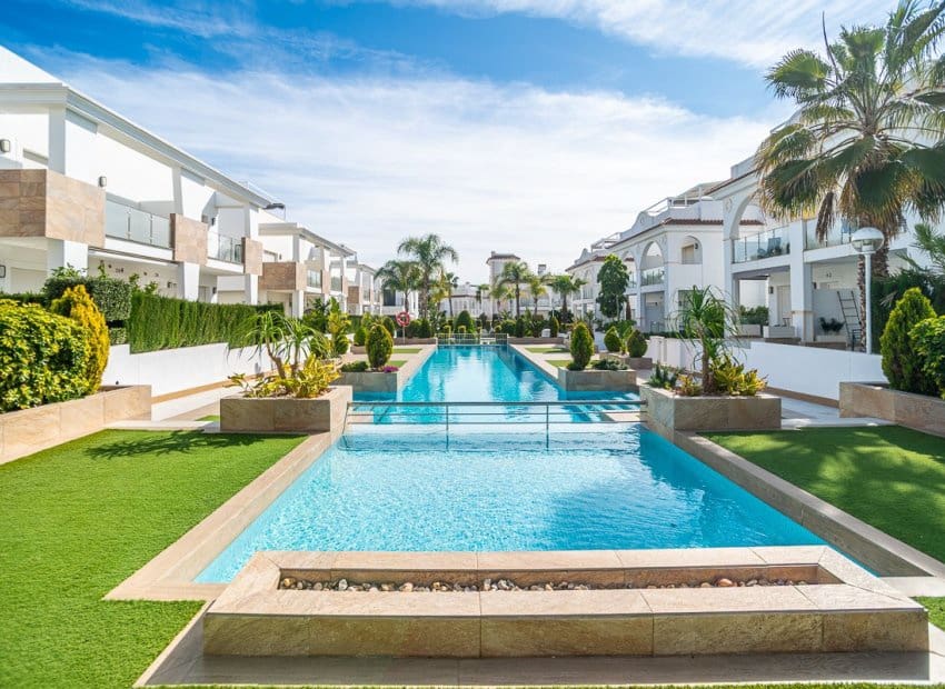 3 bedroom Semi-detached Villa for sale in Ciudad Quesada with pool - € 405,000 (Ref: 9617134)