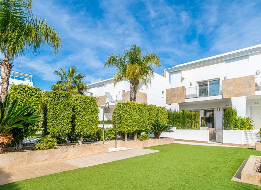 3 bedroom Semi-detached Villa for sale in Ciudad Quesada with pool - € 405,000 (Ref: 9617134)