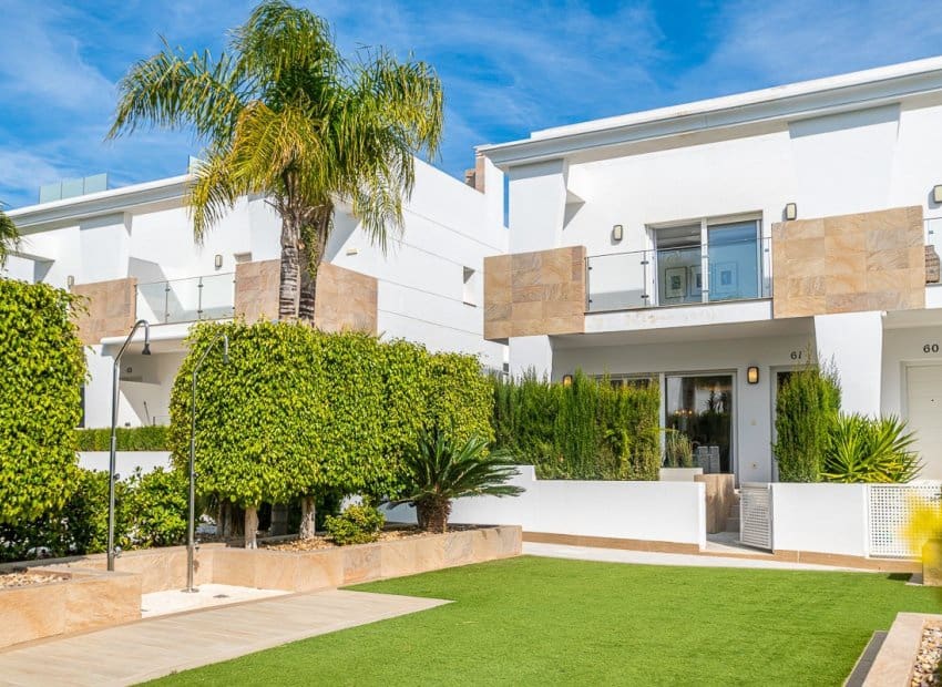 3 bedroom Semi-detached Villa for sale in Ciudad Quesada with pool - € 405,000 (Ref: 9617134)