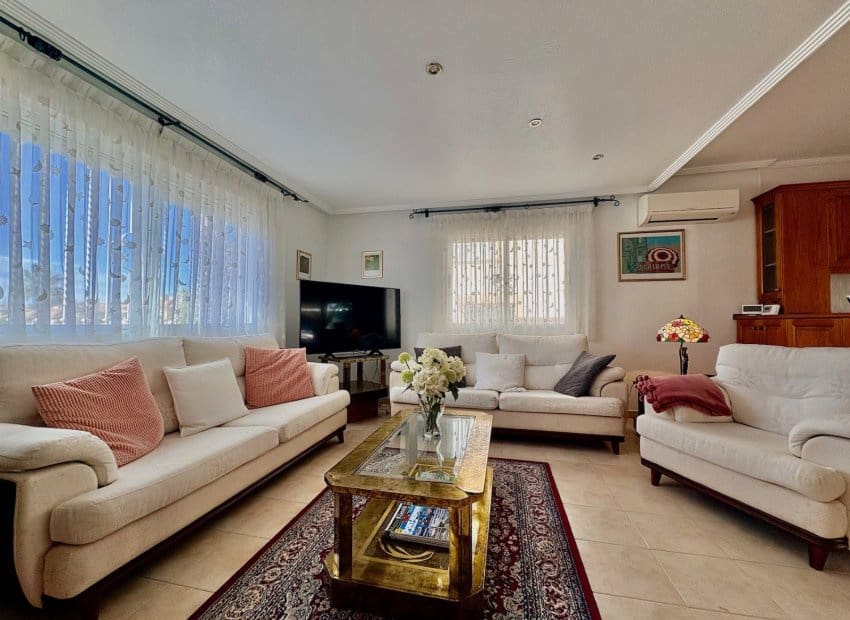 2 soverom Rekkehus til salgs i Filipinas med svømmebasseng - € 245 000 (Ref: 9623235)