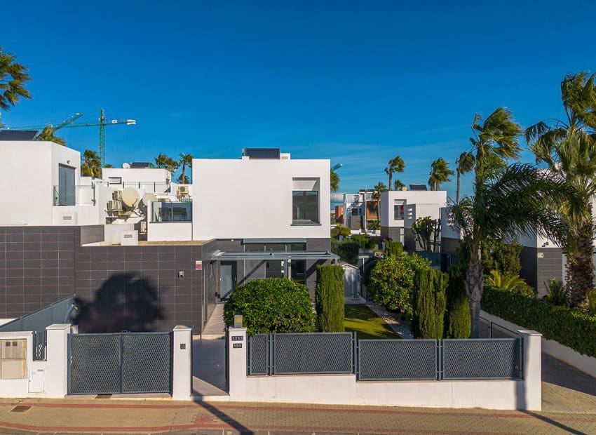 3 slaapkamer Villa te koop in Algorfa met zwembad - € 349.900 (Ref: 9626378)