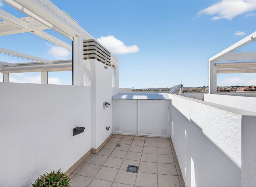 2 soverom Penthouse til salgs i Orihuela Costa med svømmebasseng - € 299 000 (Ref: 9631473)