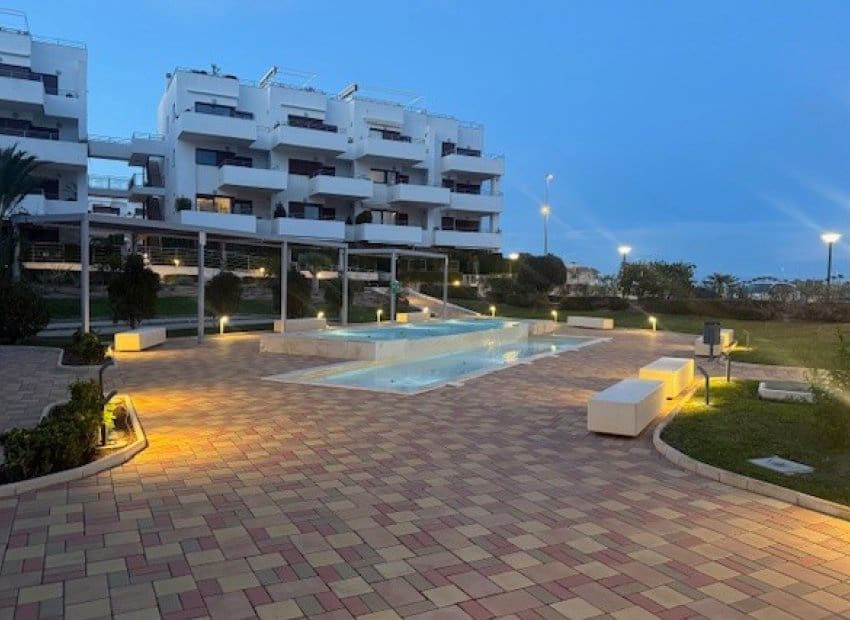2 soverom Penthouse til salgs i Orihuela Costa med svømmebasseng - € 299 000 (Ref: 9631473)