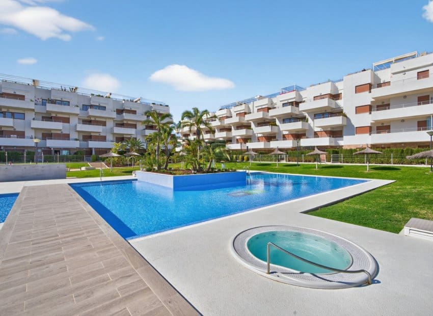 2 soverom Penthouse til salgs i Orihuela Costa med svømmebasseng - € 299 000 (Ref: 9631473)