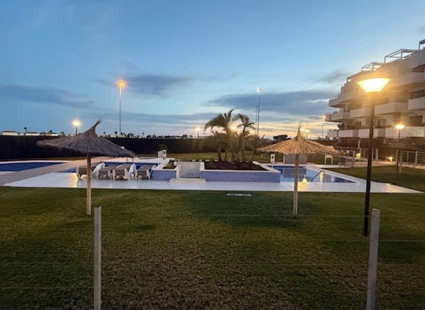 2 soverom Penthouse til salgs i Orihuela Costa med svømmebasseng - € 299 000 (Ref: 9631473)