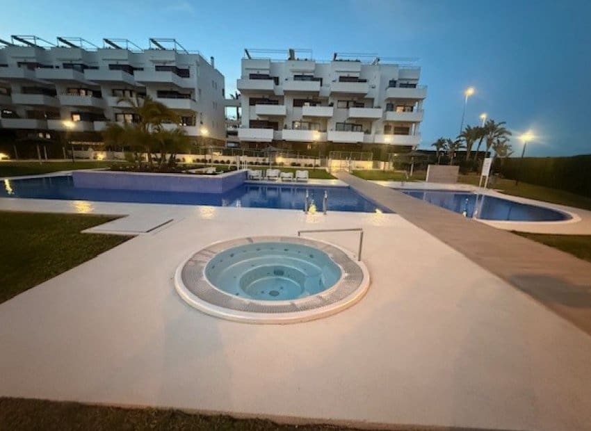 2 soverom Penthouse til salgs i Orihuela Costa med svømmebasseng - € 299 000 (Ref: 9631473)