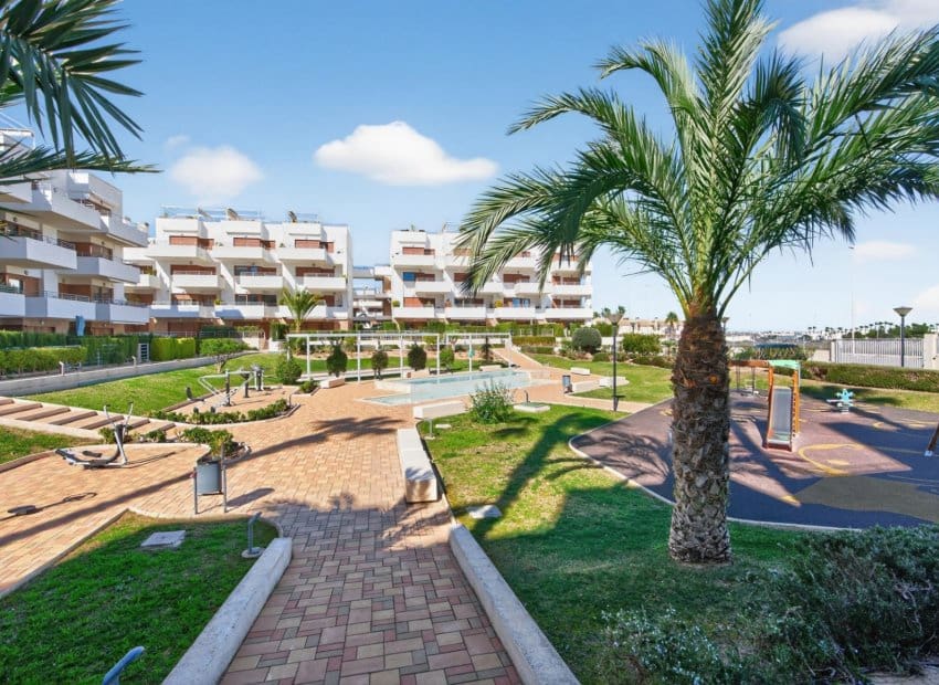 2 soverom Penthouse til salgs i Orihuela Costa med svømmebasseng - € 299 000 (Ref: 9631473)