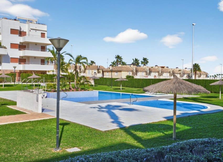 2 soverom Penthouse til salgs i Orihuela Costa med svømmebasseng - € 299 000 (Ref: 9631473)