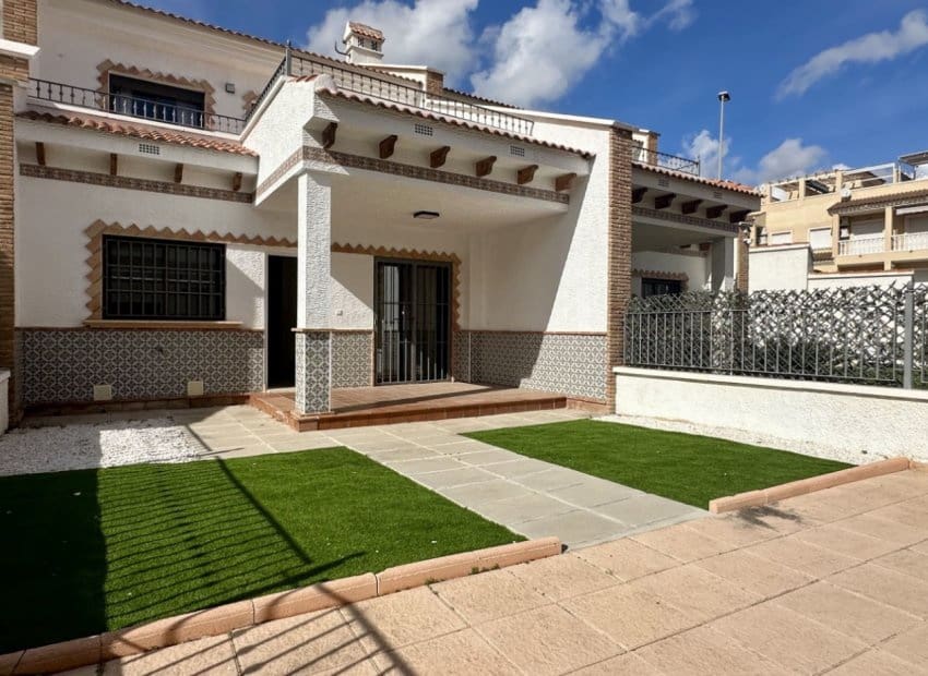 3 makuuhuone Omakotitalo myytävänä paikassa San Miguel de Salinas - 229 000 € (Ref: 9640631)