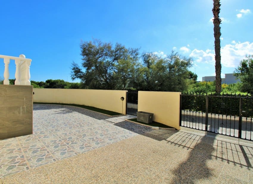 4 sovrum Villa till salu i Playa Flamenca med pool - 379 000 € (Ref: 9649894)