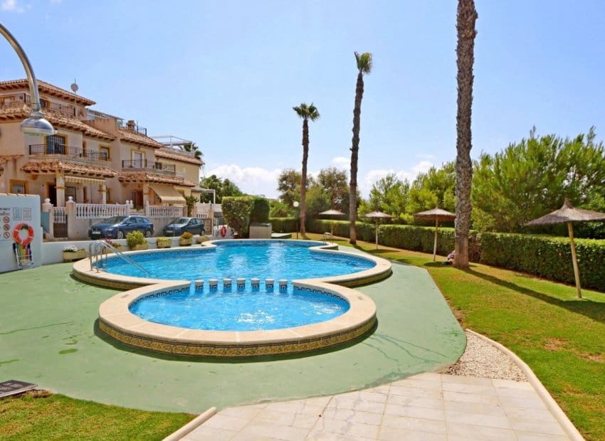 4 sovrum Villa till salu i Playa Flamenca med pool - 379 000 € (Ref: 9649894)