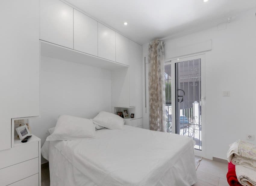 2 bedroom Apartment for sale in Guardamar del Segura with pool - € 180,000 (Ref: 9657038)