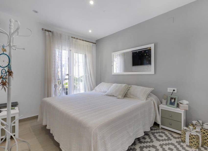 2 bedroom Apartment for sale in Guardamar del Segura with pool - € 180,000 (Ref: 9657038)