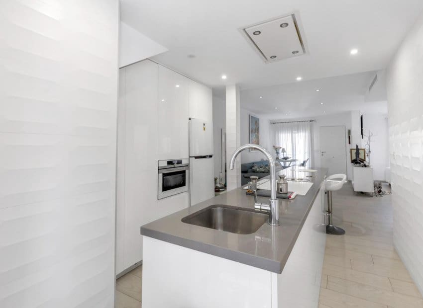 2 bedroom Apartment for sale in Guardamar del Segura with pool - € 180,000 (Ref: 9657038)