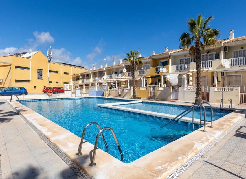2 bedroom Apartment for sale in Guardamar del Segura with pool - € 180,000 (Ref: 9657038)