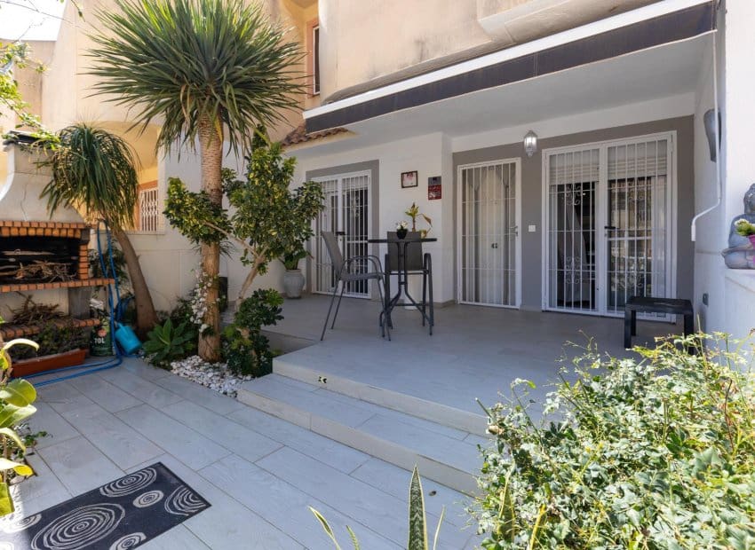 2 bedroom Apartment for sale in Guardamar del Segura with pool - € 180,000 (Ref: 9657038)