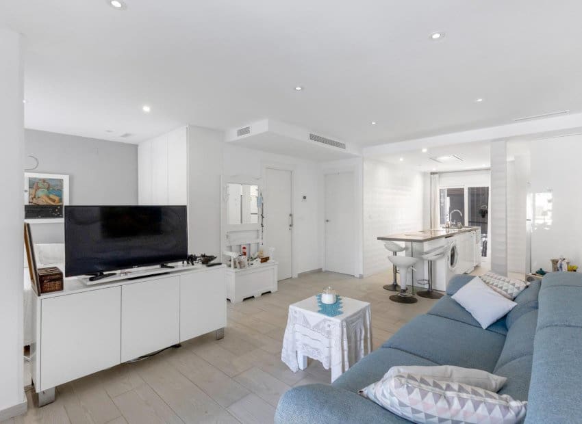 2 bedroom Apartment for sale in Guardamar del Segura with pool - € 180,000 (Ref: 9657038)