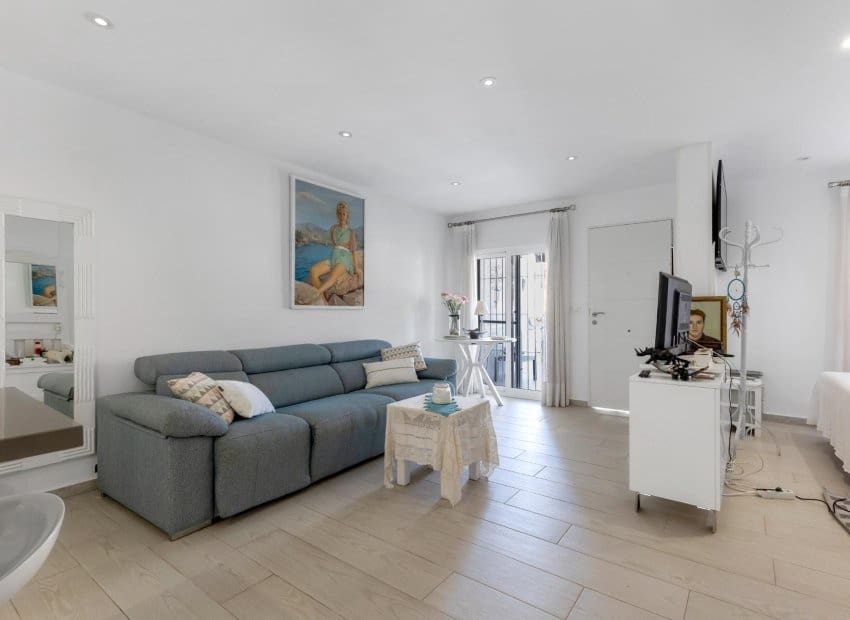 2 bedroom Apartment for sale in Guardamar del Segura with pool - € 180,000 (Ref: 9657038)