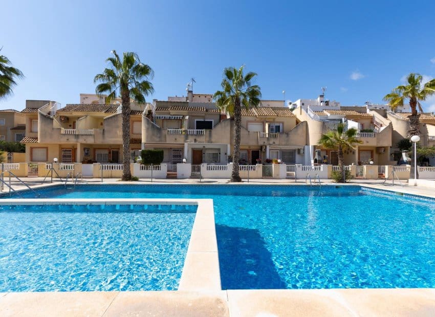 2 bedroom Apartment for sale in Guardamar del Segura with pool - € 180,000 (Ref: 9657038)