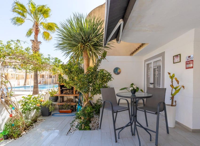 2 bedroom Apartment for sale in Guardamar del Segura with pool - € 180,000 (Ref: 9657038)