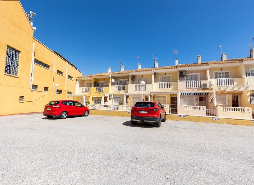 2 bedroom Apartment for sale in Guardamar del Segura with pool - € 180,000 (Ref: 9657038)