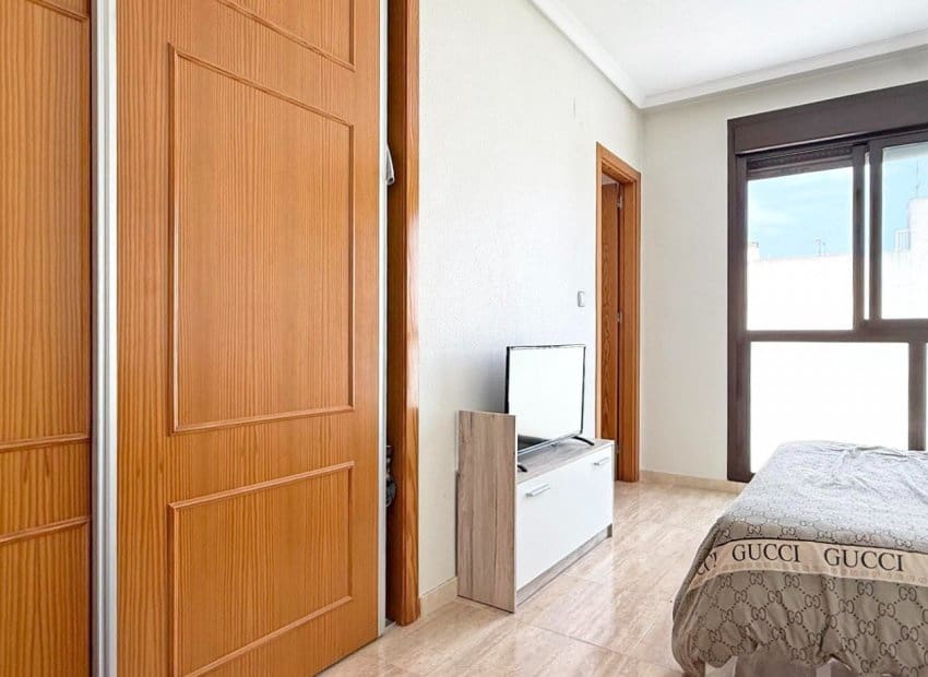 3 bedroom Apartment for sale in Torrevieja with pool - € 169,000 (Ref: 9657043)