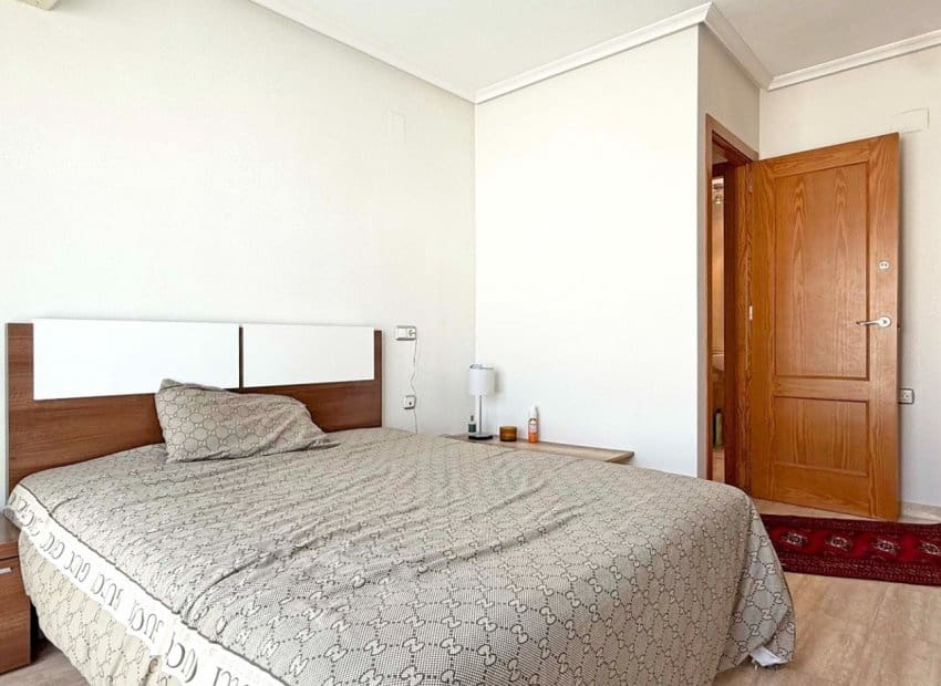 3 bedroom Apartment for sale in Torrevieja with pool - € 169,000 (Ref: 9657043)