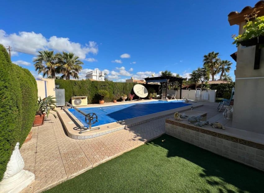 3 soveværelse Villa til salg i Cabo Roig med swimmingpool - € 790.000 (Ref: 9657047)