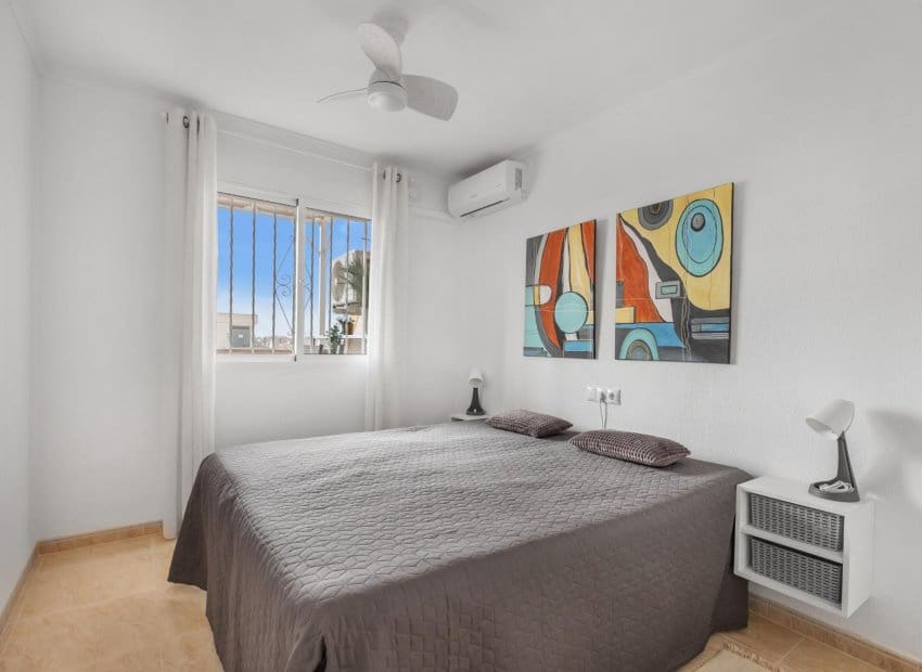 3 sypialnia Apartament na sprzedaż w Torrevieja z basenem - 189 000 € (Ref: 9659671)