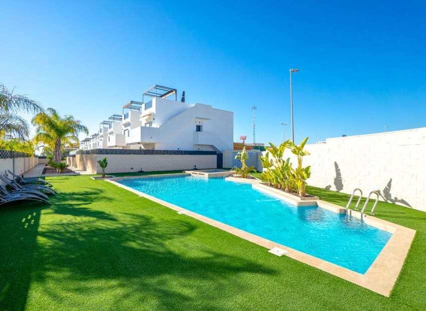 2 bedroom Apartment for sale in Ciudad Quesada with pool - € 249,000 (Ref: 9659673)