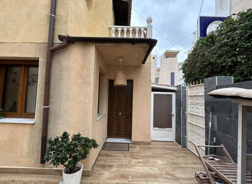Casa de 2 habitaciones en Torrevieja en venta con piscina - 189.900 € (Ref: 9662191)